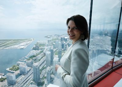 Am 26. Mai 2022 reiste Bundesministerin Karoline Edtstadler zu einem Arbeitsbesuch nach Toronto. Im Bild beim Rundgang durch Toronto.