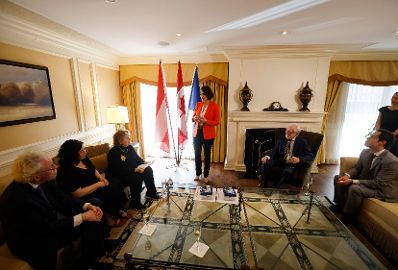 Am 26. Mai 2022 reiste Bundesministerin Karoline Edtstadler (m.) zu einem Arbeitsbesuch nach Toronto. Im Bild beim der Verleihung von österreichischen Staatsbürgerschaften.