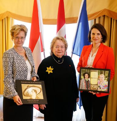 Am 26. Mai 2022 reiste Bundesministerin Karoline Edtstadler (r.) zu einem Arbeitsbesuch nach Toronto. Im Bild beim der Verleihung von österreichischen Staatsbürgerschaften.