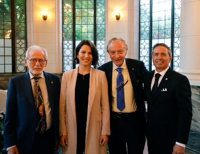 Am 27. Mai 2022 reiste Bundesministerin Karoline Edtstadler (m.r.) zu einem Arbeitsbesuch nach Toronto. Im Bild bei der Abraham Global Peace Initiative.