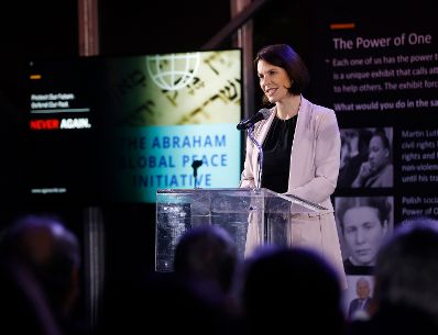 Am 27. Mai 2022 reiste Bundesministerin Karoline Edtstadler (im Bild) zu einem Arbeitsbesuch nach Toronto. Im Bild bei der Abraham Global Peace Initiative.