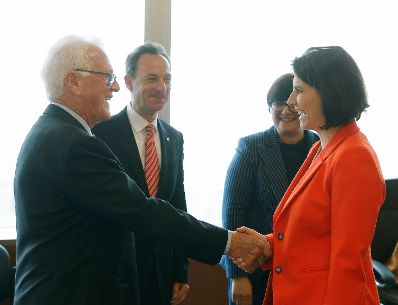 Am 27. Mai 2022 reiste Bundesministerin Karoline Edtstadler (r.) zu einem Arbeitsbesuch nach Toronto. Im Bild bei einem Treffen mit Frank Stronach (l.) und Wirtschaftstreibenden.