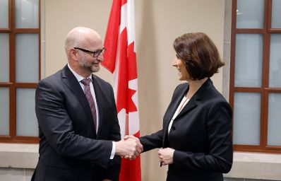 Am 27. Mai 2022 reiste Bundesministerin Karoline Edtstadler (r.) zu einem Arbeitsbesuch nach Ottawa. Im Bild mit dem kanadischen Justizminister David Lametti (l.).