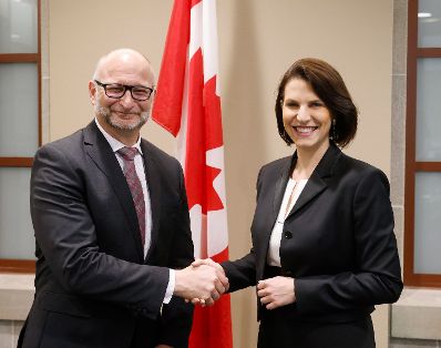 Am 27. Mai 2022 reiste Bundesministerin Karoline Edtstadler (r.) zu einem Arbeitsbesuch nach Ottawa. Im Bild mit dem kanadischen Justizminister David Lametti (l.).