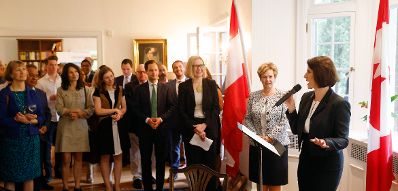 Am 27. Mai 2022 reiste Bundesministerin Karoline Edtstadler (r.) zu einem Arbeitsbesuch nach Ottawa. Im Bild bei einem Empfang in der österreichischen Botschaft.