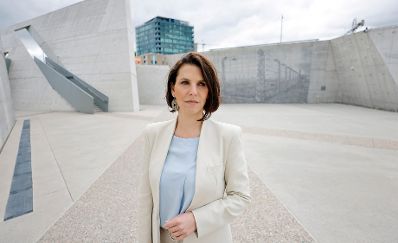 Am 28. Mai 2022 reiste Bundesministerin Karoline Edtstadler zu einem Arbeitsbesuch nach Ottawa. Im Bild bei Besuch des National Holocaust Memorial und Canada Museum.