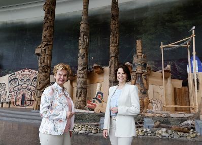 Am 28. Mai 2022 reiste Bundesministerin Karoline Edtstadler (r.) zu einem Arbeitsbesuch nach Ottawa. Im Bild bei Besuch des National Holocaust Memorial und Canada Museum.