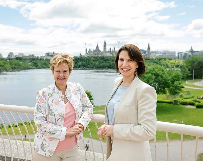 Am 28. Mai 2022 reiste Bundesministerin Karoline Edtstadler (r.) zu einem Arbeitsbesuch nach Ottawa. Im Bild bei Besuch des National Holocaust Memorial und Canada Museum.