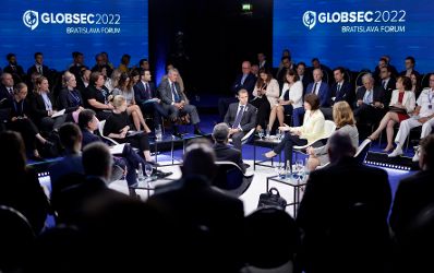Am 3. Mai 2022 reiste Bundesministerin Karoline Edtstadler zum GLOBSEC2022 Forum in Bratislava. Im Bild bei der Paneldiskussion.