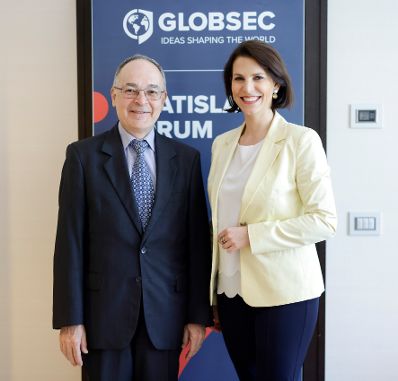Am 3. Mai 2022 reiste Bundesministerin Karoline Edtstadler (r.) zum GLOBSEC2022 Forum in Bratislava. Im Bild mit dem spanischen Staatssekretär Alberto Navarro (l.).
