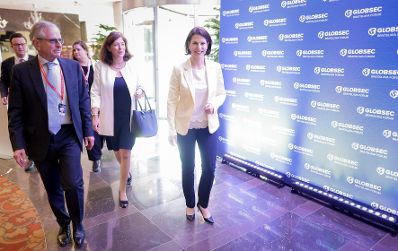 Am 3. Mai 2022 reiste Bundesministerin Karoline Edtstadler (r.) zum GLOBSEC2022 Forum in Bratislava. Im Bild mit Wilhelm Molterer (l.).