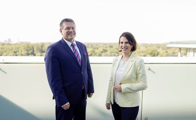 Am 3. Mai 2022 reiste Bundesministerin Karoline Edtstadler (r.) zum GLOBSEC2022 Forum in Bratislava. Im Bild mit dem Vizepräsidenten Maroš Šefčovič (l.).