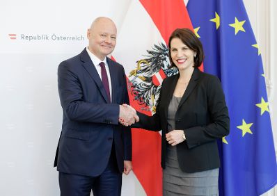 Am 9. Juni 2022 empfing Bundesministerin Karoline Edtstadler (r.) den deutschen Botschafter Michael Klor-Berchtold (l.) zu einem Gespräch.