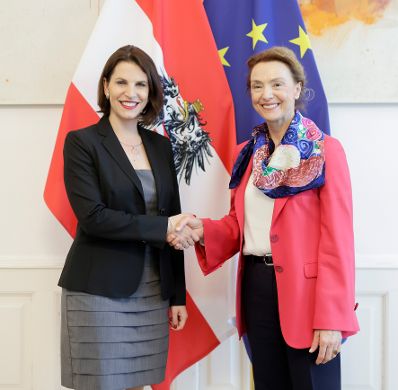 Am 9. Juni 2022 empfing Bundesministerin Karoline Edtstadler (l.) die Generalsekretärin des Europarates, Marija Pejčinović Burić (r.) zu einem Gespräch.