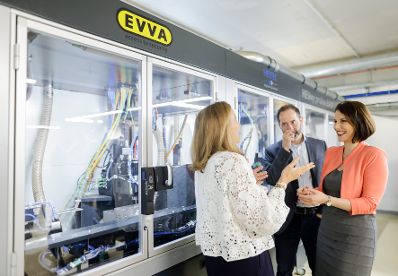 Am 9. Juni 2022 besucht Bundesministerin Karoline Edtstadler die Firma EVVA.