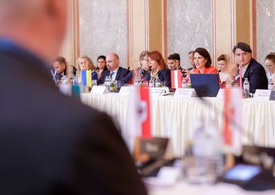 Am 10. Juni 2022 nahm Bundesministerin Karoline Edtstadler an der Präsidentenkonferenz zum Thema "Laws of power vs. the rule of law - Wie passt die Rechtsstaatlichkeit in die europäische Sicherheitsarchitektur?" teil.