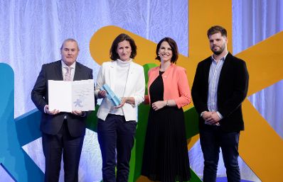 Am 14. Juni 2022 überreichte Bundesministerin Karoline Edtstadler (2.v.r.) den Europa-Staatspreis 2022 in 5 Kategorien.
