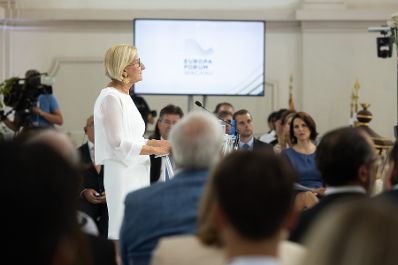 Am 24. Juni 2022 nahm Bundesministerin Karoline Edtstadler (r.) am Europa-Forum Wachau teil. Im Bild mit Landeshauptfrau Johanna Mikl-Leitner (l.).
