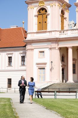 Am 24. Juni 2022 nahm Bundesministerin Karoline Edtstadler (m.) am Europa-Forum Wachau teil. Im Bild mit Bundesminister Alexander Schallenberg (l.).