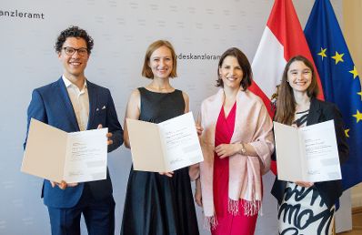 Am 5. Juli 2022 überreicht Bundesministerin Karoline Edtstadler (m.r.) Stipendien an ausgewählte Studentinnen und Studenten für das Collège d’Europe.