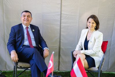 Am 05. Juli 2022 nahm Bundesministerin Karoline Edtstadler (r.) an der Ukraine Recovery Conference (URC 2022) in Lugano teil. Im Bild mit dem Türkischen Vize-Außenminister, Faruk Kaymakcı (l.).