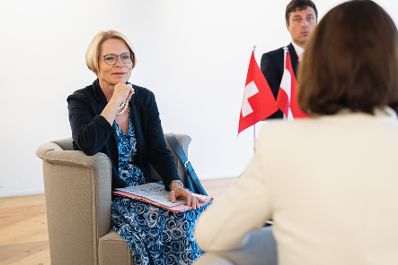 Am 05. Juli 2022 nahm Bundesministerin Karoline Edtstadler (r.) an der Ukraine Recovery Conference (URC 2022) in Lugano teil. Im Bild mit der Schweizer Staatssekretärin Livia Leu (l.).