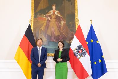 Am 12. Juli 2022 empfing Bundesministerin Karoline Edtstadler (r.) den deutschen Vizekanzler Robert Habeck (l.) zu einem Gespräch.