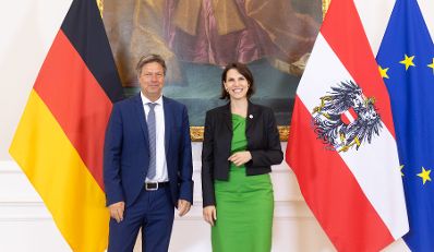 Am 12. Juli 2022 empfing Bundesministerin Karoline Edtstadler (r.) den deutschen Vizekanzler Robert Habeck (l.) zu einem Gespräch.