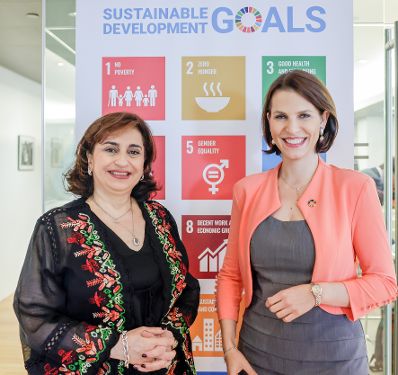Am 14. Juli 2022 reiste Bundesministerin Karoline Edtstadler (r.) nach New York. Im Bild bei einem Treffen mit Exekutivdirektorin UN Women Sima Sami Bahous (l.).