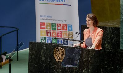Am 14. Juli 2022 reiste Bundesministerin Karoline Edtstadler (im Bild) nach New York. Im Bild bei einer Rede beim Hochrangigen Politischen Forum für Nachhaltige Entwicklung der Vereinten Nationen.