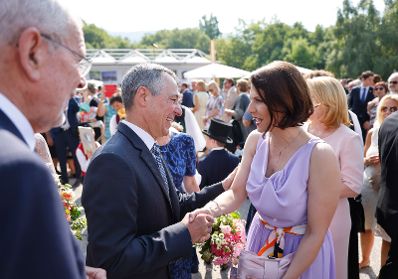 Am 20. Juli 2022 war Bundesministerin Karoline Edtstadler (r.) bei der Eröffnung der Bregenzer Festspiele. Im Bild mit Bundespräsident Alexander van der Bellen (l.) und dem Schweizer Präsidenten Ignazio Cassis (m.).