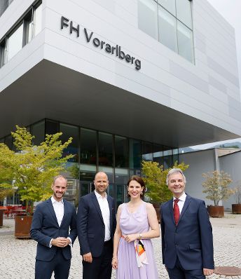 Am 20. Juli 2022 besuchte Bundesministerin Karoline Edtstadler (2.v.r.) die FH Feldkirch. Im Bild mit Staatssekretär Florian Tursky (l.).
