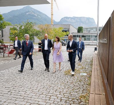 Am 20. Juli 2022 besuchte Bundesministerin Karoline Edtstadler (2.v.r.) die FH Feldkirch. Im Bild mit Staatssekretär Florian Tursky (r.).