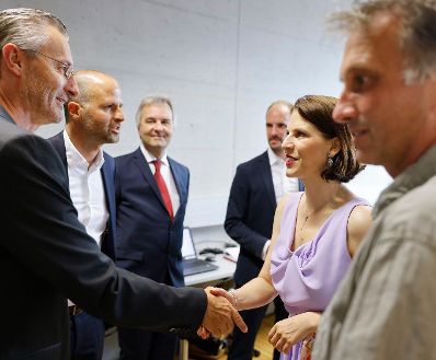 Am 20. Juli 2022 besuchte Bundesministerin Karoline Edtstadler (2.v.r.) die FH Feldkirch. Im Bild mit Staatssekretär Florian Tursky (3.v.r.).