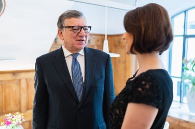 Am 26. Juli 2022 war Bundesministerin Karoline Edtstadler (r.) bei der Eröffnung der Salzburger Festspiele. Im Bild mit José Manuel Barroso (l.).