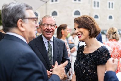 Am 26. Juli 2022 war Bundesministerin Karoline Edtstadler (r.) bei der Eröffnung der Salzburger Festspiele. Im Bild mit José Manuel Barroso (l.) und Landeshauptmann Wilfried Haslauer (m.).