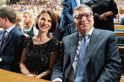 Am 26. Juli 2022 war Bundesministerin Karoline Edtstadler (l.) bei der Eröffnung der Salzburger Festspiele. Im Bild mit José Manuel Barroso (r.).