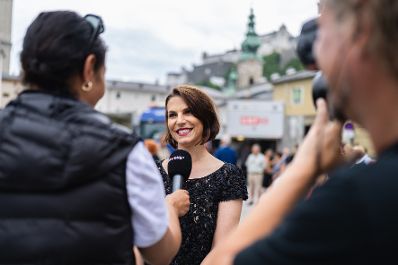 Am 26. Juli 2022 war Bundesministerin Karoline Edtstadler (im Bild) bei der Eröffnung der Salzburger Festspiele.