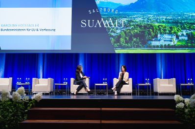 Am 28. Juli 2022 war Bundesministerin Karoline Edtstadler (r.) beim Salzburg Summit in Salzburg.