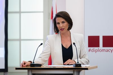 Am 30. August 2022 war Bundesministerin Karoline Edtstadler (im Bild) bei der Feier zu 30 Jahre Gedenkdienst.