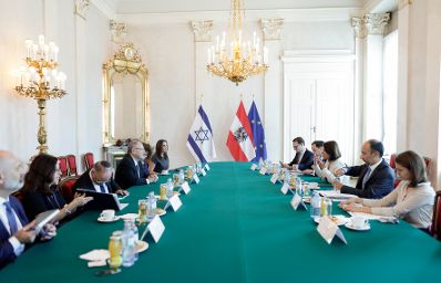 Am 30. August 2022 empfing Bundesministerin Karoline Edtstadler den Vorstandsvorsitzender von Yad Vashem, Dani Dayan zu einem Gespräch.
