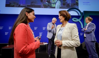Am 31. August 2021 nahm Bundesministerin Karoline Edtstadler (r.) am Forum Alpbach teil.