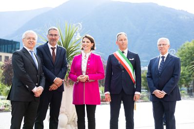 Am 5. September 2022 nahem Bundesministerin Karoline Edtstadler (m.) an der 50. Jahrfeier Autonomiestatus Südtirol teil.