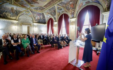 Am 7. September 2022 hielt Bundesministerin Karoline Edtstadler (r.) eine Grundsatzrede an alle Österreichischen Botschafterinnen und Botschafter im Rahmen der Botschafter Konferenz.