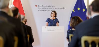 Am 7. September 2022 hielt Bundesministerin Karoline Edtstadler (m.) eine Grundsatzrede an alle Österreichischen Botschafterinnen und Botschafter im Rahmen der Botschafter Konferenz.