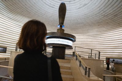 Am 13. September 2022 setzte Bundesministerin Karoline Edtstadler (r.) ihren mehrtägigen Arbeitsbesuch nach Israel fort. Im Bild beim Besuch des Israel Museum.