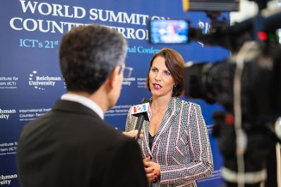 Am 12. September 2022 setzte Bundesministerin Karoline Edtstadler (r.) ihren mehrtägigen Arbeitsbesuch nach Israel fort. Im Bild beim World Summit on Counter Terrorism.