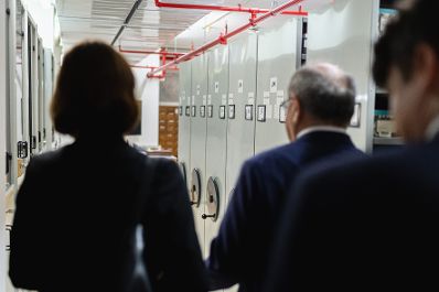 Am 13. September 2022 setzte Bundesministerin Karoline Edtstadler (l.) ihren mehrtägigen Arbeitsbesuch nach Israel fort. Im Bild beim Besuch des „Yad Vashem - The World Holocaust Remembrance Center“.