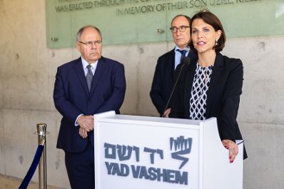 Am 13. September 2022 setzte Bundesministerin Karoline Edtstadler (r.) ihren mehrtägigen Arbeitsbesuch nach Israel fort. Im Bild beim Besuch des „Yad Vashem - The World Holocaust Remembrance Center“.