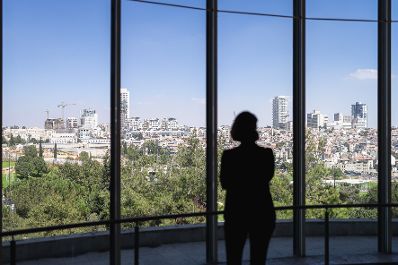 Am 13. September 2022 setzte Bundesministerin Karoline Edtstadler (im Bild) ihren mehrtägigen Arbeitsbesuch nach Israel fort. Im Bild beim Supreme Court und High Court of Justice.